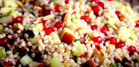 Gesunder Gerstensalat mit frischem Gemüse und leichtem Dressing, ideal für eine nahrhafte und geschmackvolle Mahlzeit.